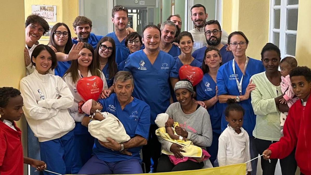 Gemelline cardiopatiche operate nello stesso giorno in Eritrea: salvate da medici arrivati dalla Toscana