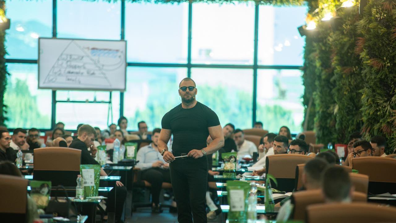 Alessandro Olivieri (Alex Theory) nella sede della Green Theory a Massa