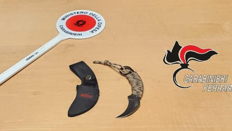 Trovato con un coltello nel parcheggio del cimitero ad Alberone di Cento, 20enne denunciato