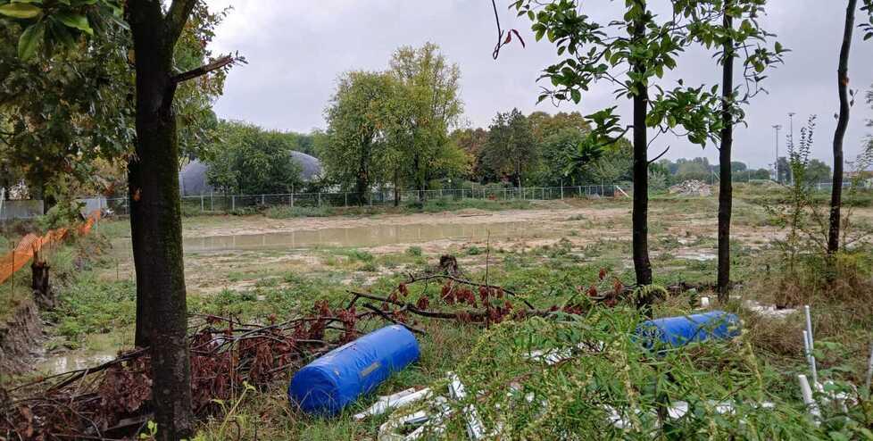 
	La pozza nel terreno su cui dovrebbe sorgere lo &ldquo;Stadio dell&rsquo;acqua&rdquo; a Iolo


