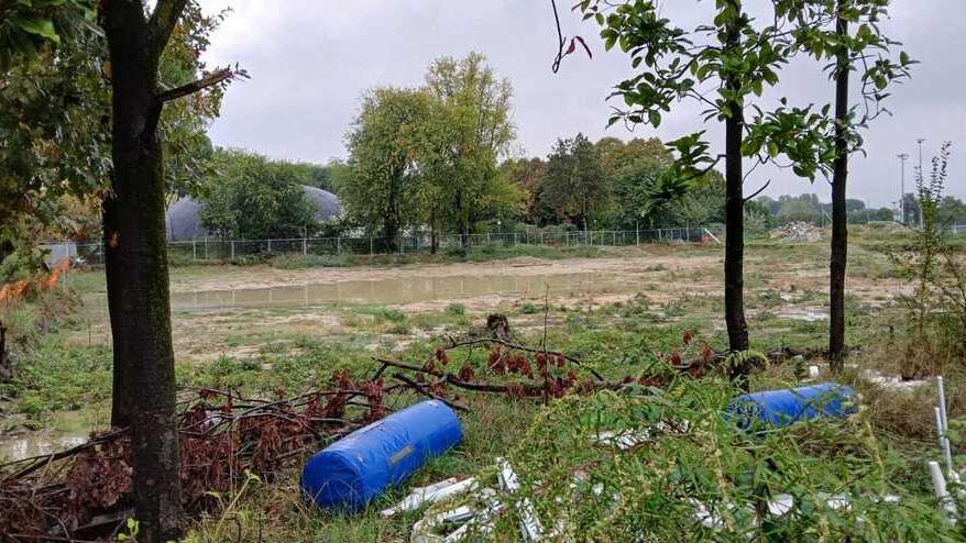 La pozza nel terreno su cui dovrebbe sorgere lo “Stadio dell’acqua” a Iolo