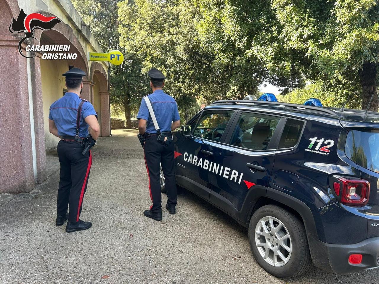 
	I carabinieri davanti all'ufficio postale di Ula Tirso rapinato

