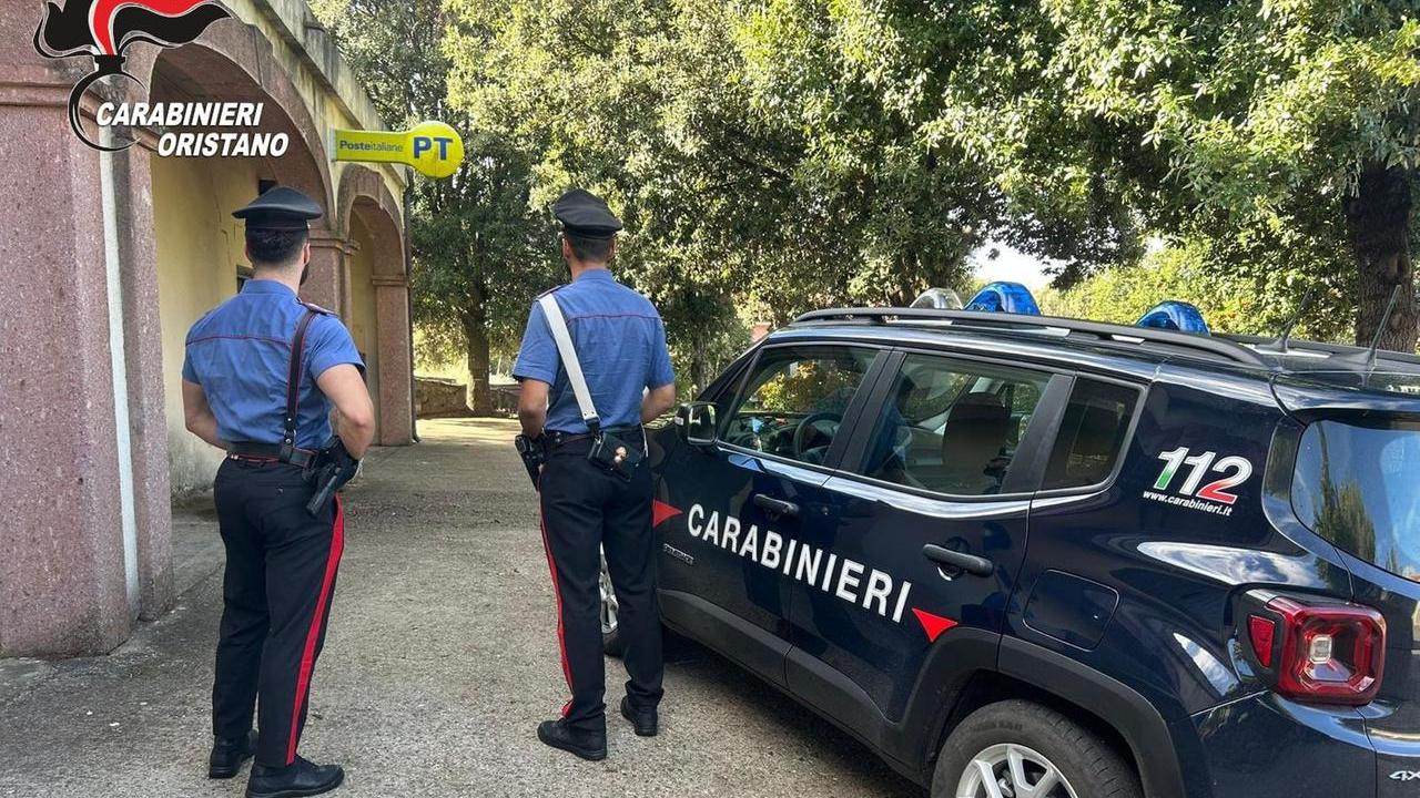 I carabinieri davanti all'ufficio postale di Ula Tirso rapinato
