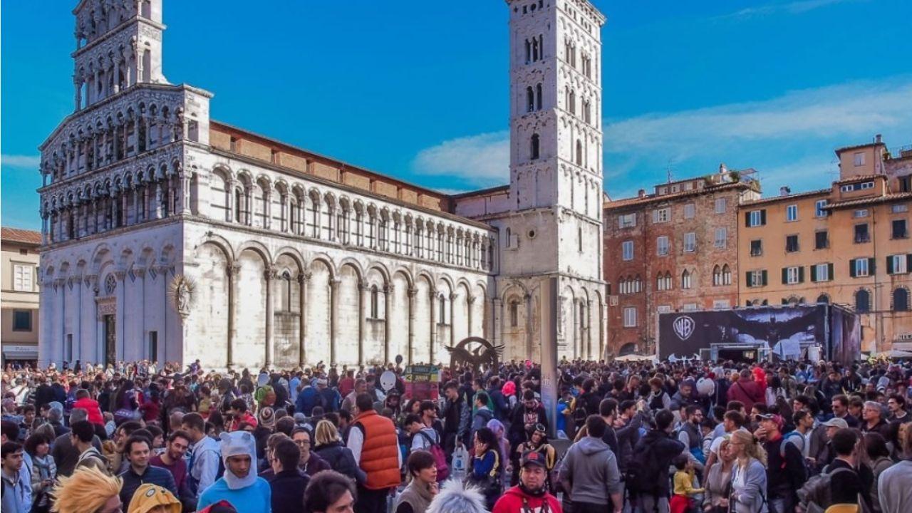 Piazza San Michele invasa per il Lucca Comics