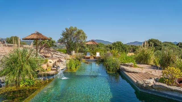 Vista mare e privacy non bastano più. I super ricchi vogliono ville di lusso con pozzi d’acqua ed energia green