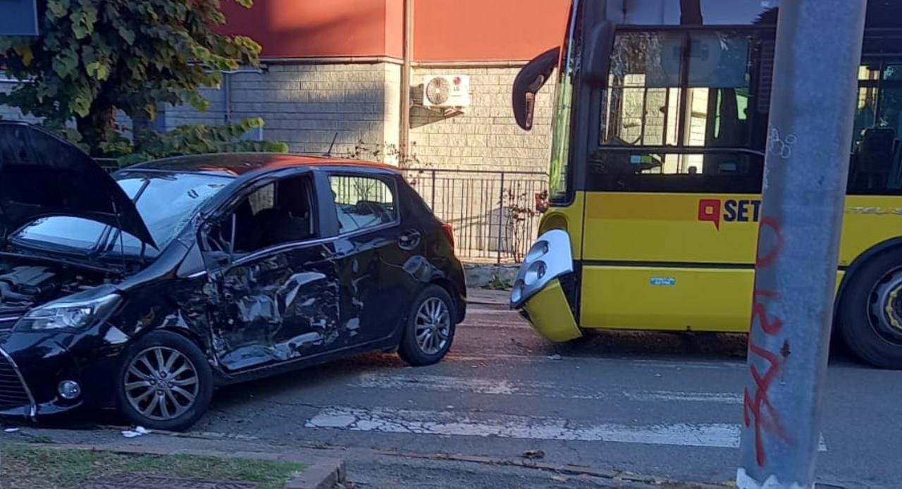 
	L'incidente tra il bus e l'auto

