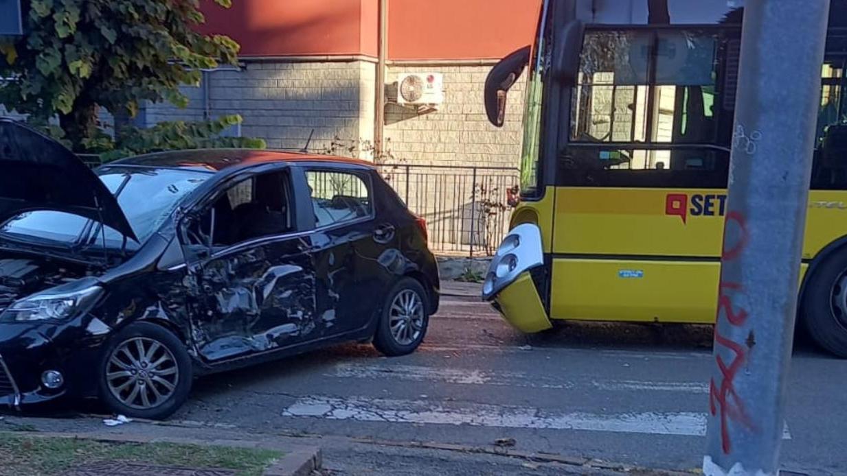 L'incidente tra il bus e l'auto