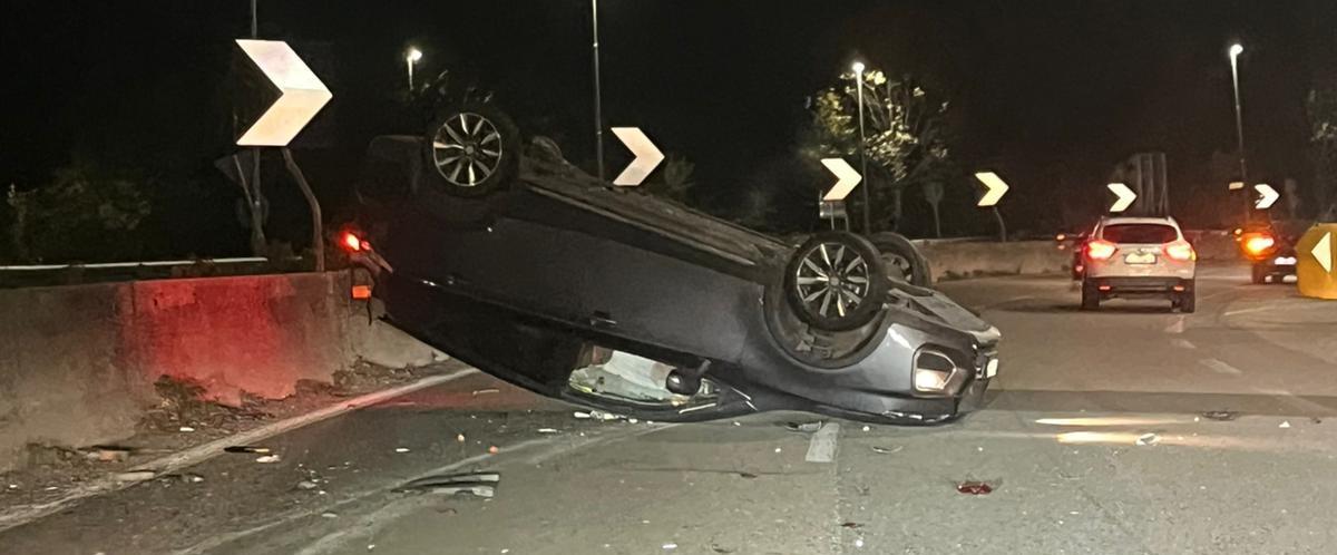 Perde il controllo e si ribalta con l’auto: tangenziale di Modena chiusa per ore