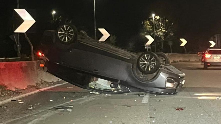 Perde il controllo e si ribalta con l’auto: tangenziale di Modena chiusa per ore