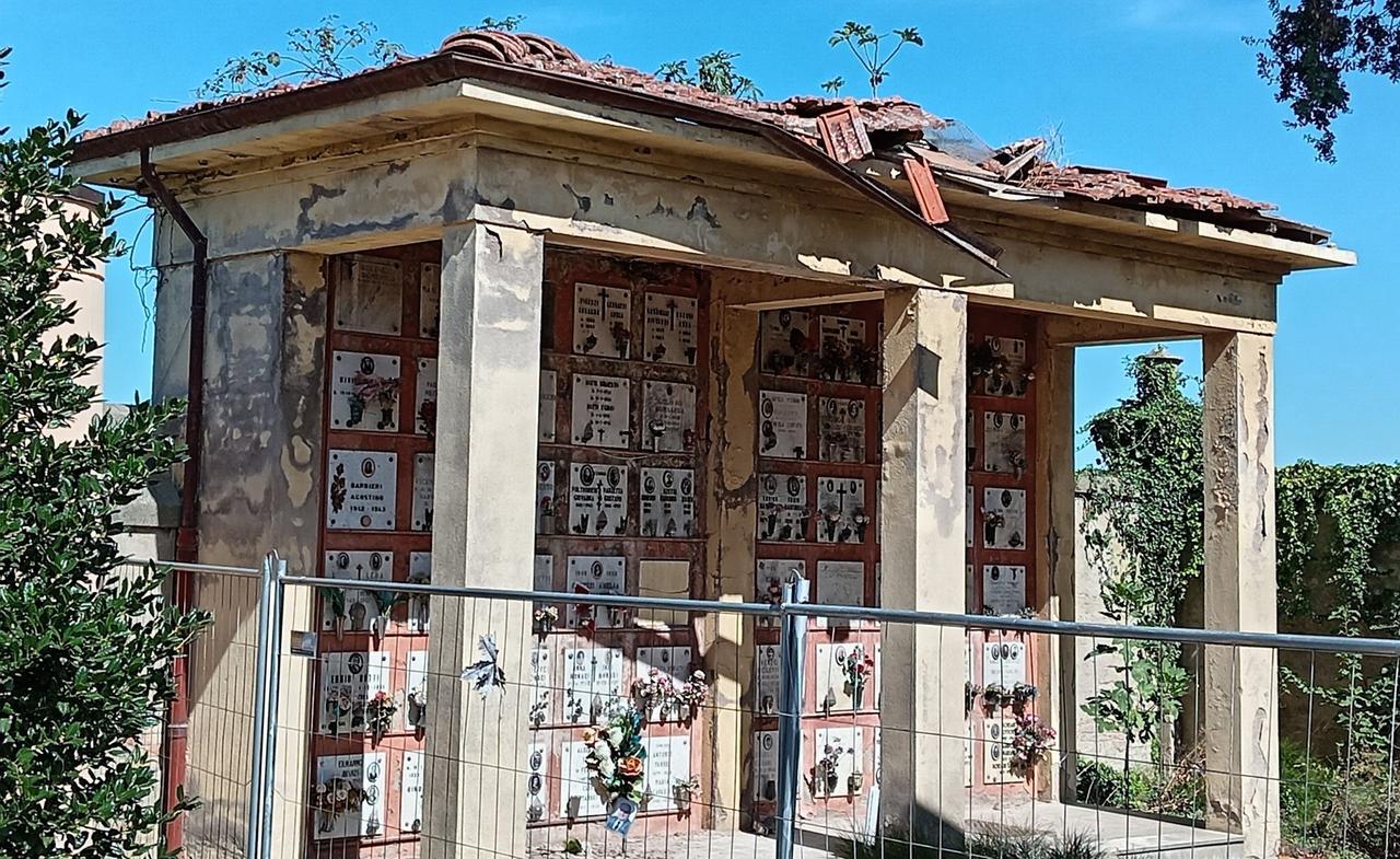 Il cimitero è “off limits” da 13 anni a causa del terremoto: «Spero di poter rivedere mio papà»