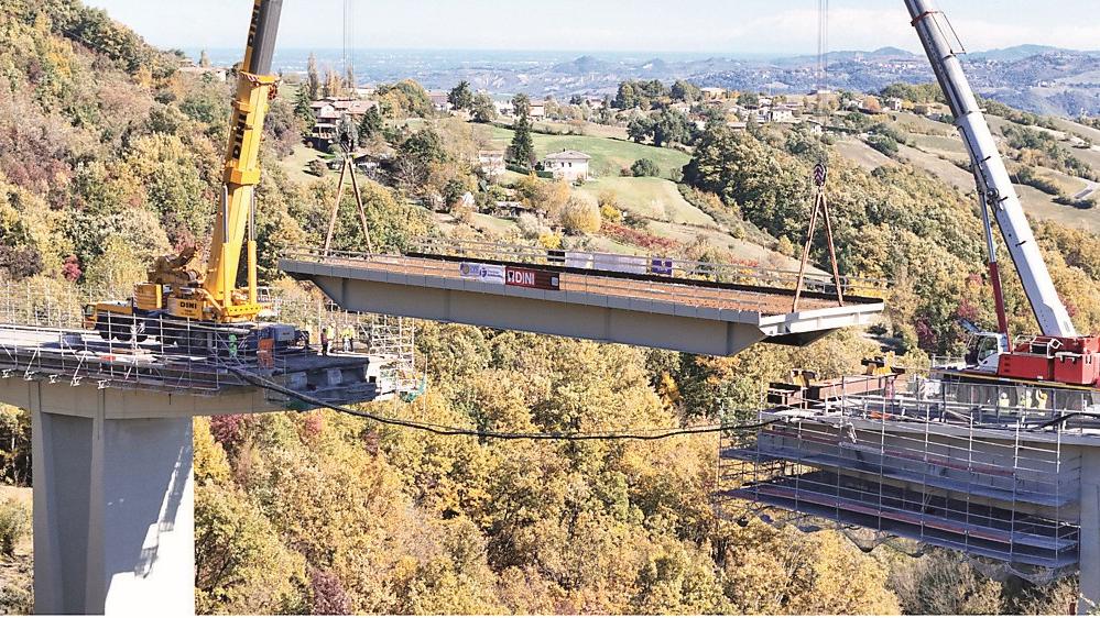 La posa della campata in acciaio sul viadotto dell'Estense
