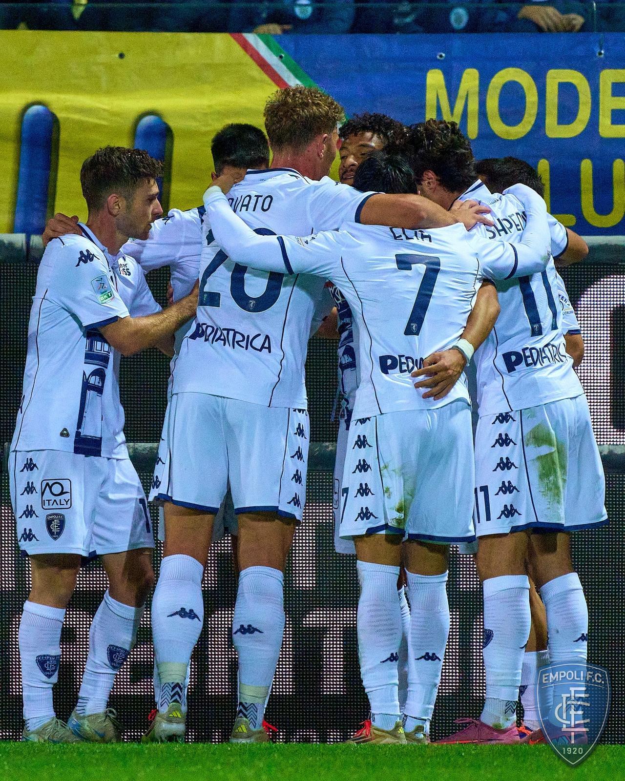 
	Gli azzurri festeggiano Ceesay dopo il gol (foto Empoli Fc)

