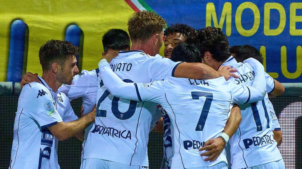 Gli azzurri festeggiano Ceesay dopo il gol (foto Empoli Fc)