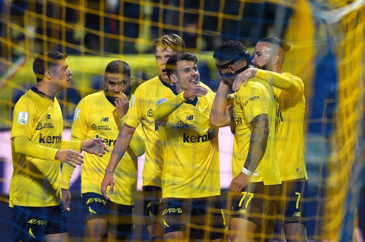 
	L'esultanza al gol vittoria di Tonoli

