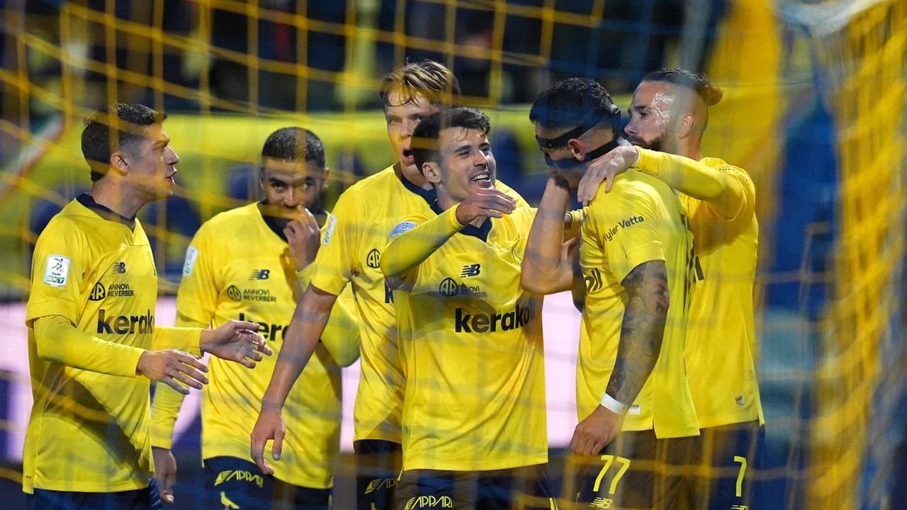 L'esultanza al gol vittoria di Tonoli