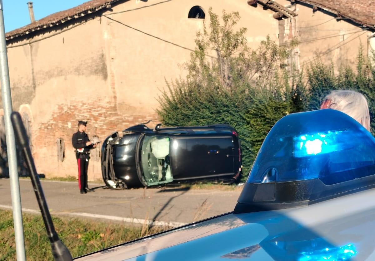 Scontro tra due Panda all’incrocio, una si rovescia: due donne ferite