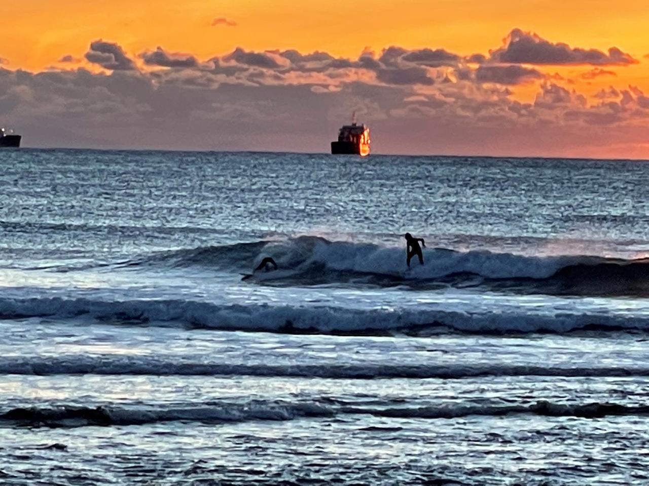 A Livorno ecco il surfer all’ombra dell’ultimo sole. Grazie a Remo Gambini