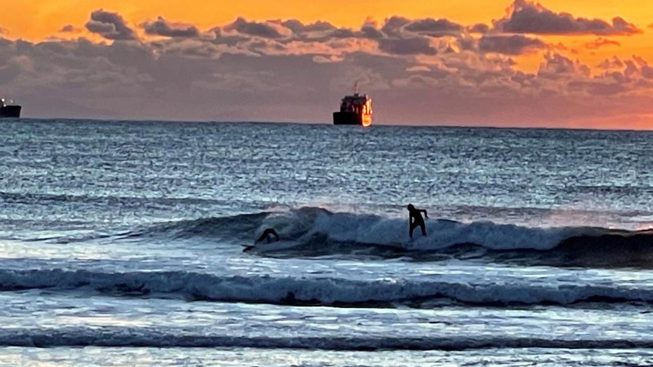 A Livorno ecco il surfer all’ombra dell’ultimo sole. Grazie a Remo Gambini