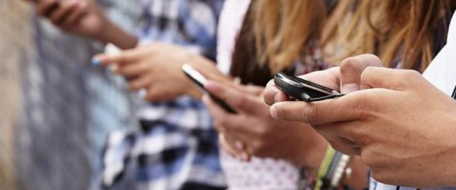Da Ferrara la tregua digitale, i 5 punti per aiutare i giovani a “disintossicarsi” dal cellulare