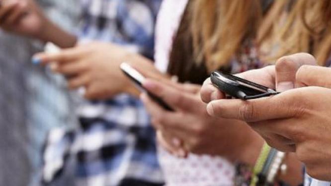 Da Ferrara la tregua digitale, i 5 punti per aiutare i giovani a “disintossicarsi” dal cellulare