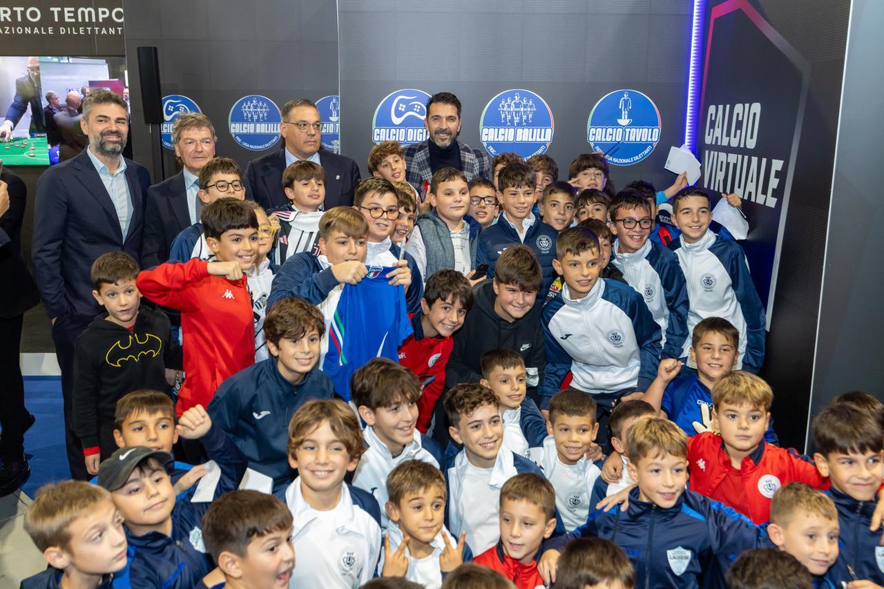 Buffon e Antognoni mandano in delirio Ferrara. I campioni del mondo a Quarto Tempo