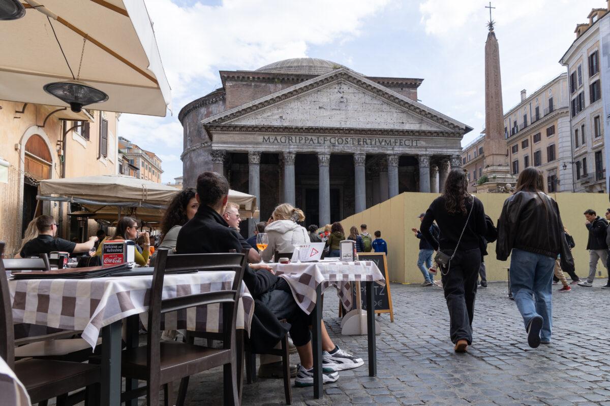 Tragedia a Roma, turista cade dal muro del Pantheon: muore dopo un volo di 7 metri
