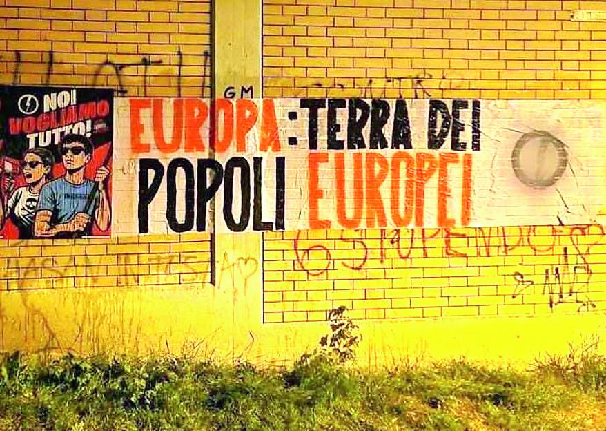Neofascisti appendono uno striscione al polo in risposta alla canzone della band del Nobili “Terra dei popoli”