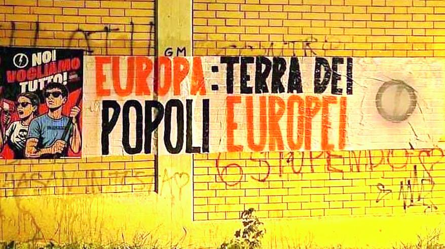Neofascisti appendono uno striscione al polo in risposta alla canzone della band del Nobili “Terra dei popoli”