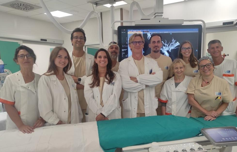 
	Da sx Isabella Raugei, Jessica Frey, Francesco Campana, Giulia Cecconi, Giuseppe Lamonaca, il primario Roberto Arpesani, Alessandro Vernieri, Antonella di Muro, Elena Morelli, Tiziana Corradini e Daniele Carugini

