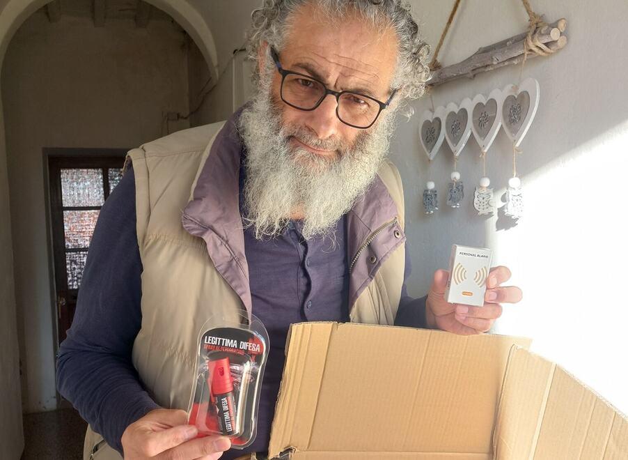 
	Akram Abu Sneineh, segretario del sindacato Fsi - Usae di Livorno e provincia, mostra uno dei kit anti aggressione

