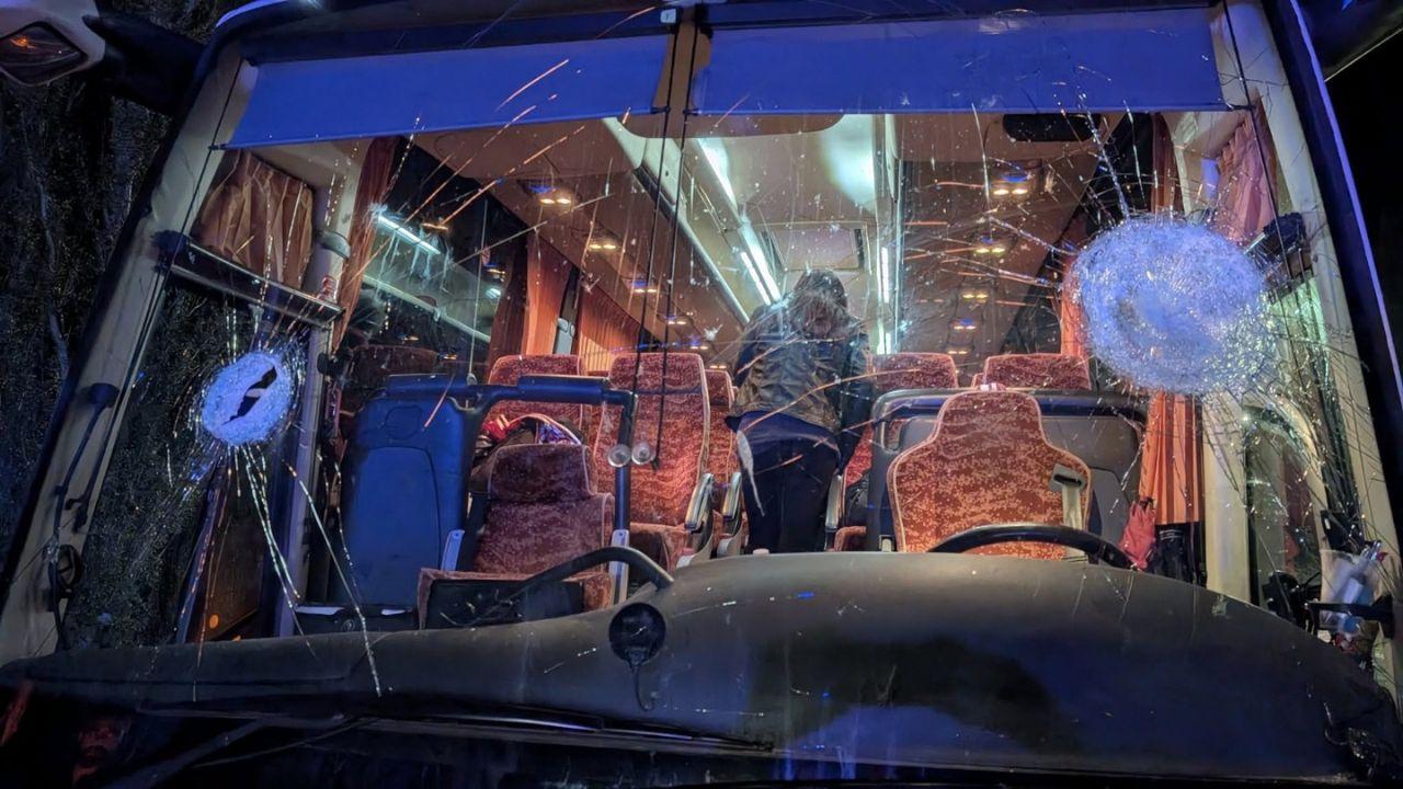 Il bus dei tifosi del Pistoia dopo l'assalto