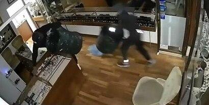 
	Un fotogramma del video che ha ripreso il furto alla gioielleria di Firenze

