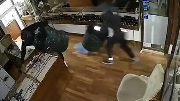 Un fotogramma del video che ha ripreso il furto alla gioielleria di Firenze