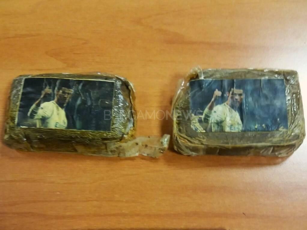 
	Due panetti con la foto di Ronaldo sequestrati a Bergamo (foto Bergamonews)

