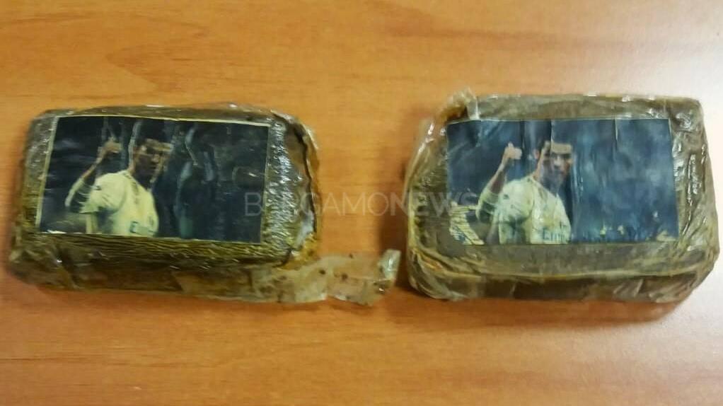 Due panetti con la foto di Ronaldo sequestrati a Bergamo (foto Bergamonews)