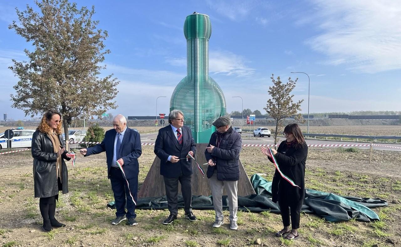 Dopo il grappolo d’uva, la bottiglia di aceto balsamico: Modena ha una nuova rotonda a tema