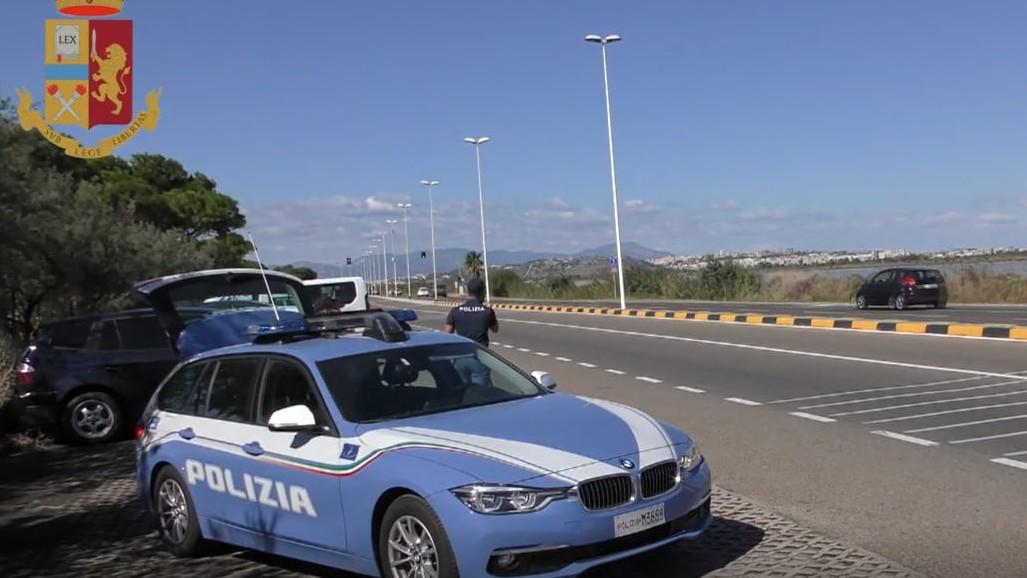 A 160 chilometri orari sulla Statale 130 con la droga nascosta in auto, due arresti