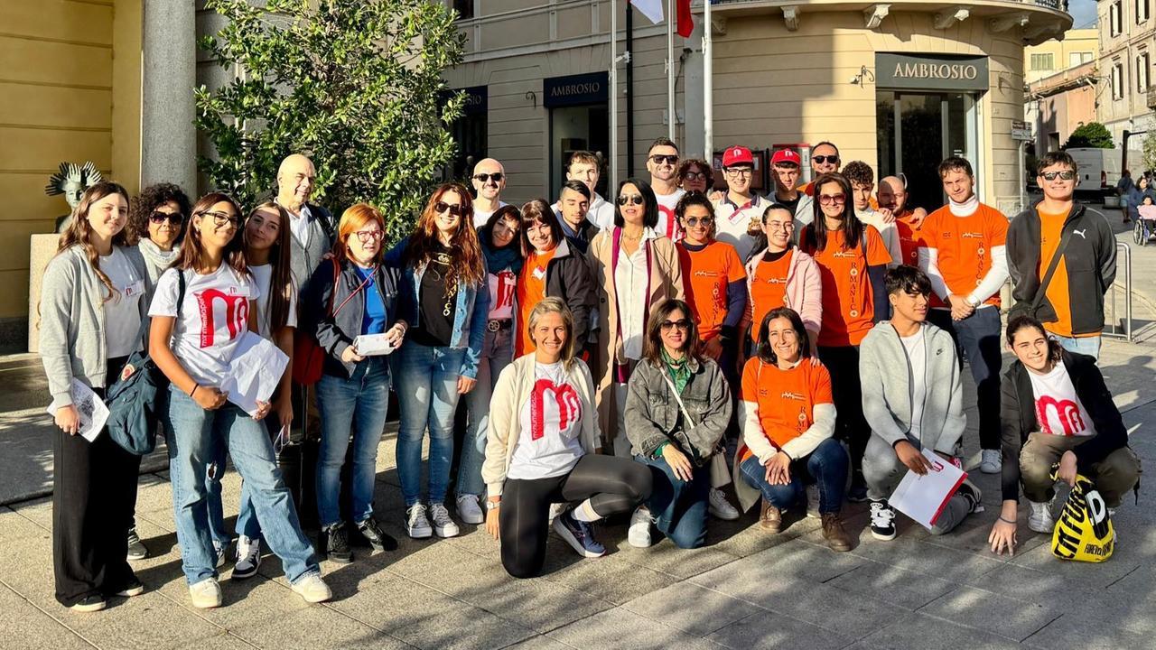 Un gruppo di volontari nell'area del foro romano