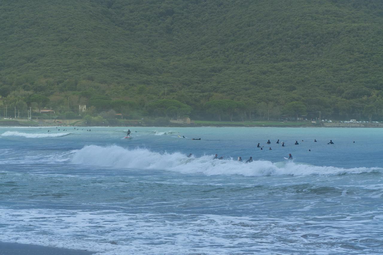 
	I surfisti a Baratti (foto di Lorenzo Manzini)

