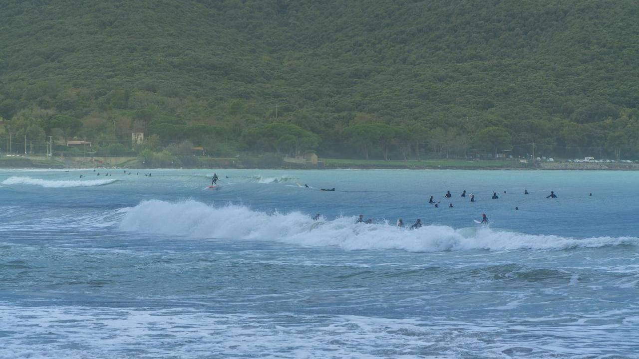 I surfisti a Baratti (foto di Lorenzo Manzini)