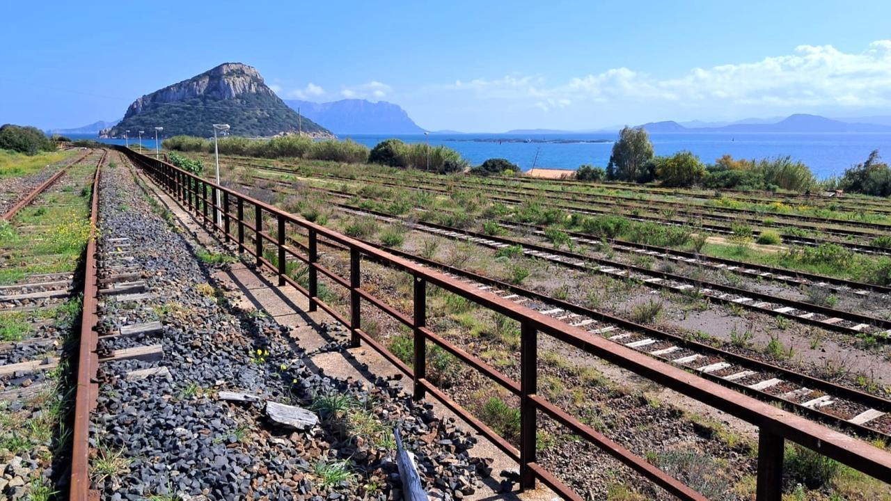 I binari in disuso poco lontano da Cala Moresca