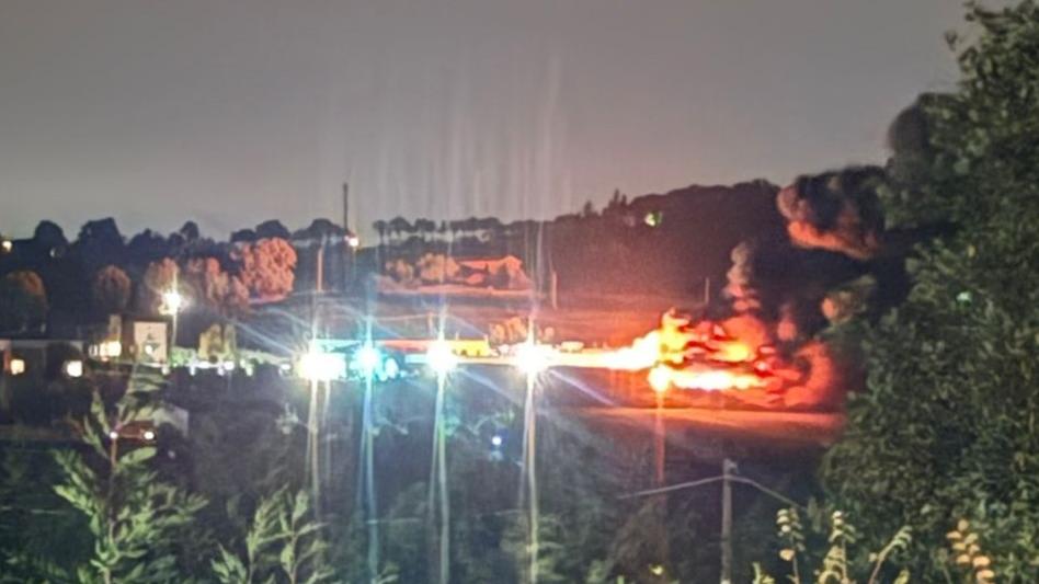 Incendio alla Nuova Neon di Serramazzoni: a fuoco plastica e materiale elettrico