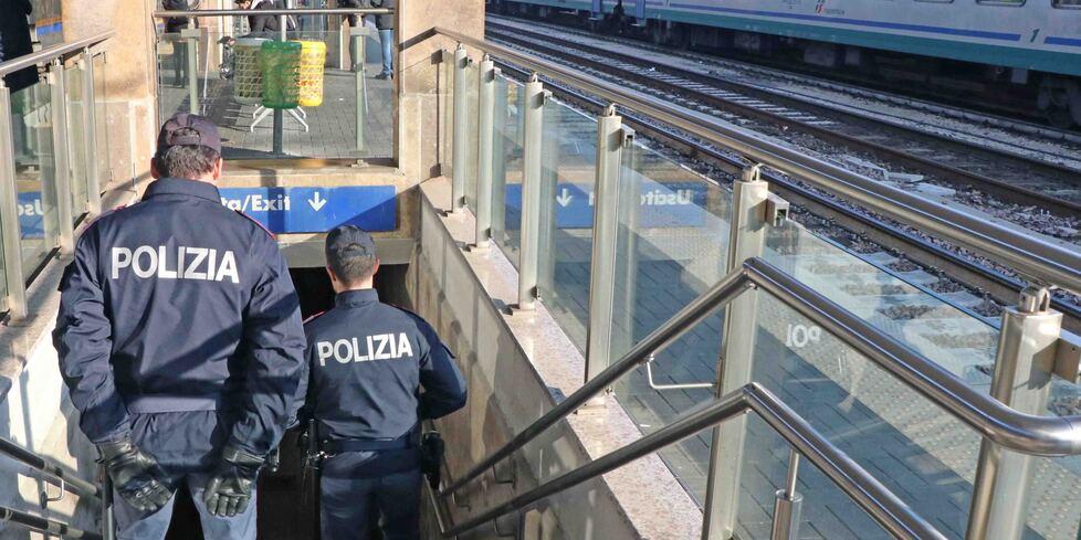 Livorno, cade sui binari mentre li attraversa: salvato da un ranger fuori servizio<br type="_moz" />
