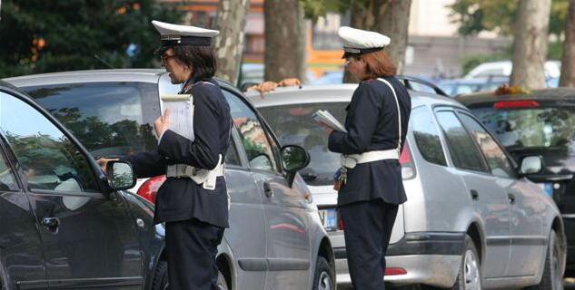 
	La polizia municipale mentre fa le multe (foto d'archivio)

