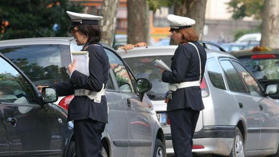 La polizia municipale mentre fa le multe (foto d'archivio)