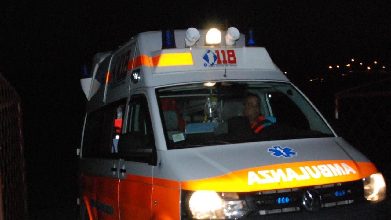 Auto con cinque giovani fuori strada: morto il figlio del vigile del fuoco intervenuto per i soccorsi - cosa è successo