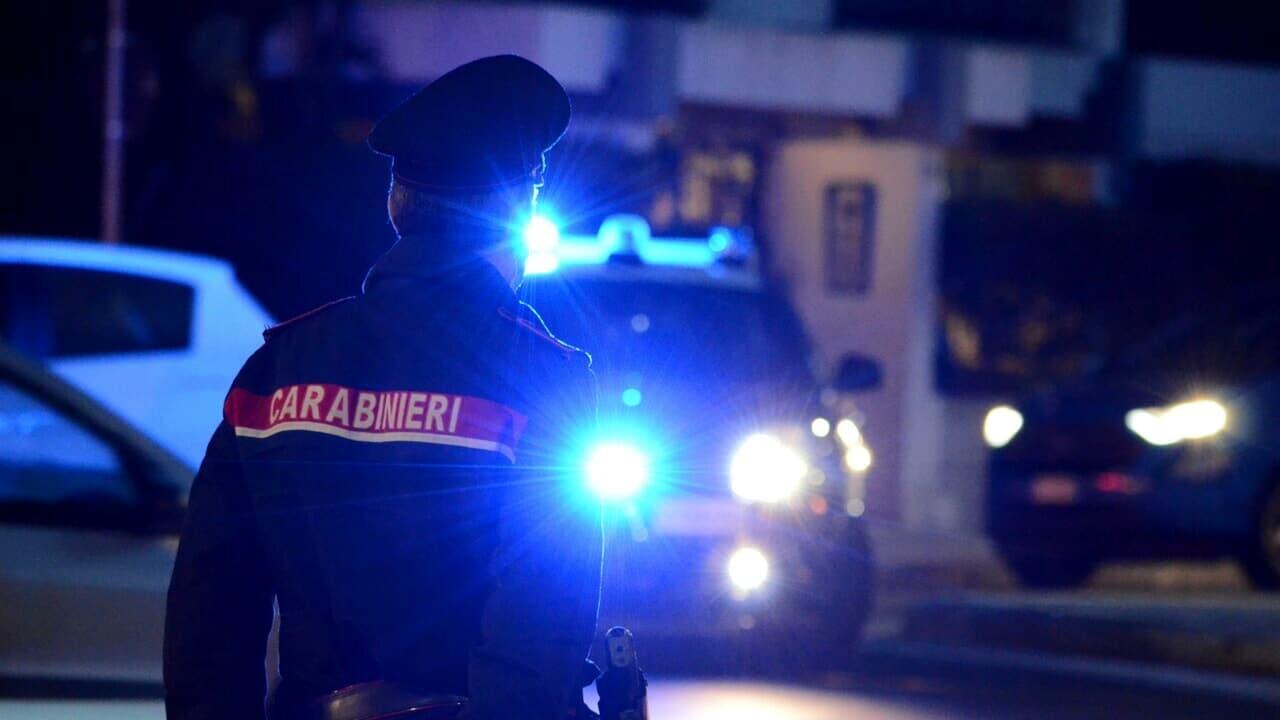 Prato, uomo trovato privo di sensi per strada: si indaga per tentato omicidio