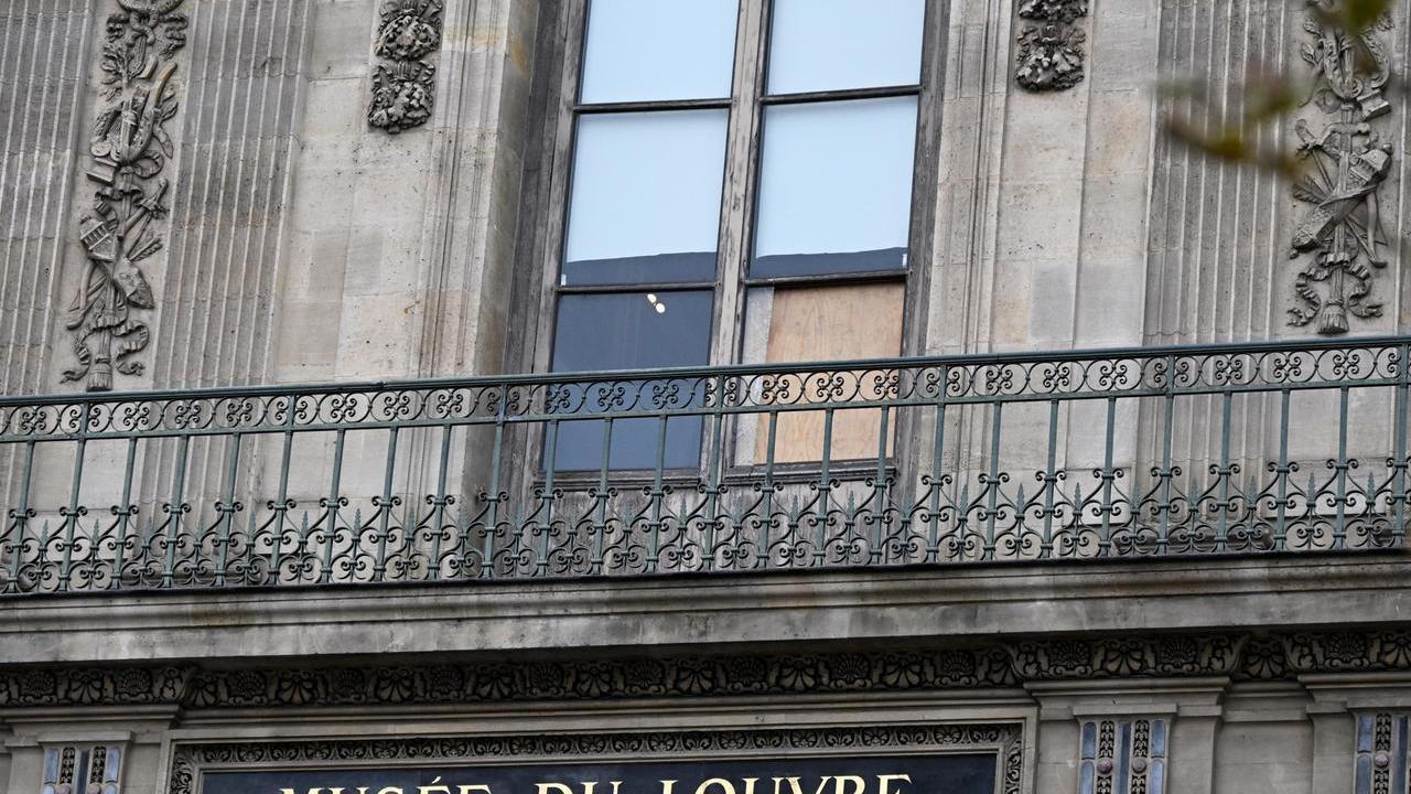 Furto al Louvre, fermati due sospettati: uno stava tentando la fuga all’estero