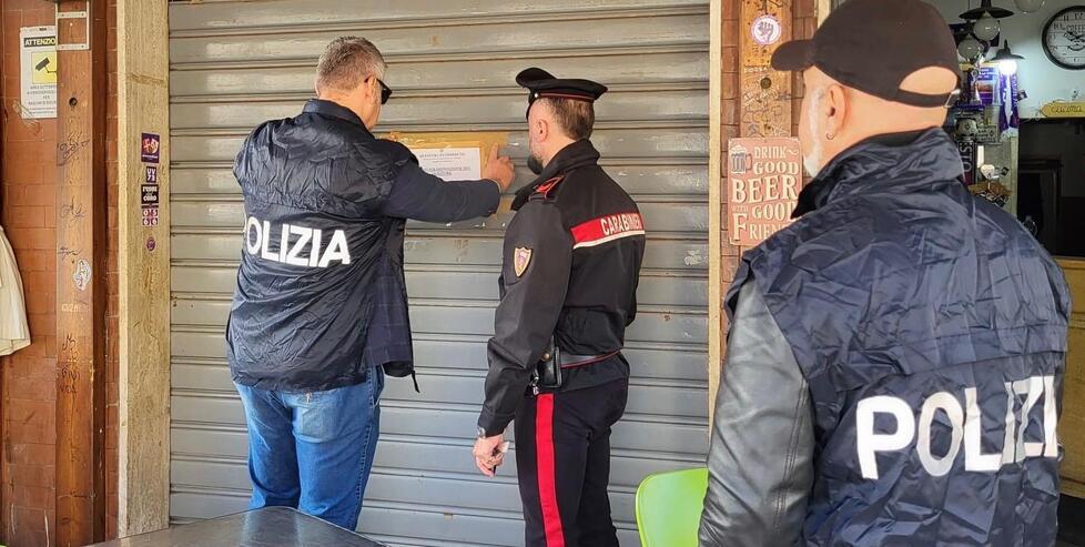 
	Le forze dell&rsquo;ordine mettono i sigilli al bar Senzuno

