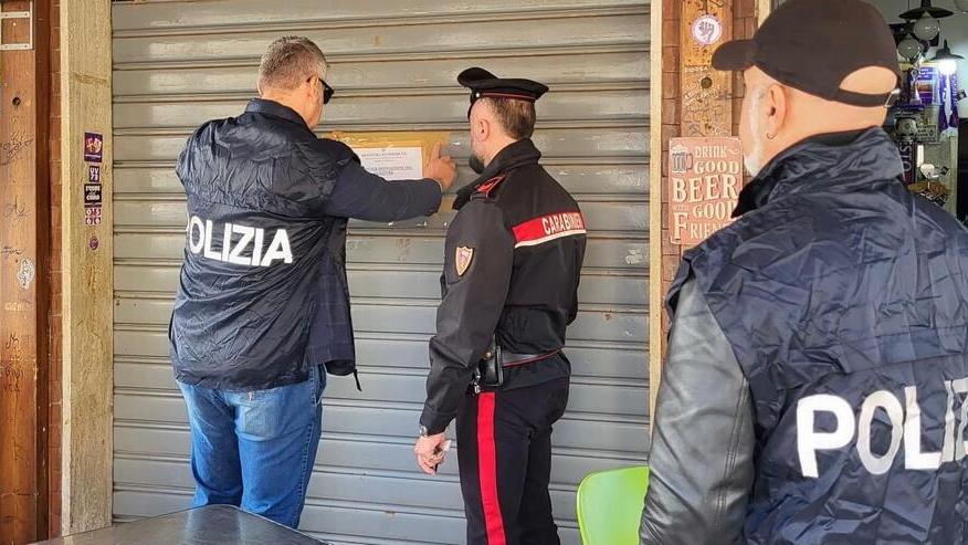 Le forze dell’ordine mettono i sigilli al bar Senzuno